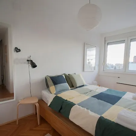 Appartement Urban Corner With A Story *