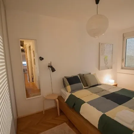 Urban Corner With A Story Appartement *